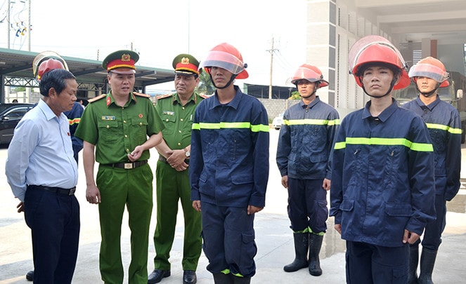 Phó Chủ tịch Quốc hội kiểm tra tại Đội chữa cháy và cứu nạn, cứu hộ khu vực Bình Thắng