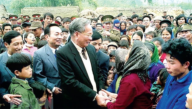 Chủ tịch Nước Lê Đức Anh thăm Công ty Xi măng Bỉm Sơn, Thanh Hóa, ngày 29.12.1994 Ảnh: Cao Phong