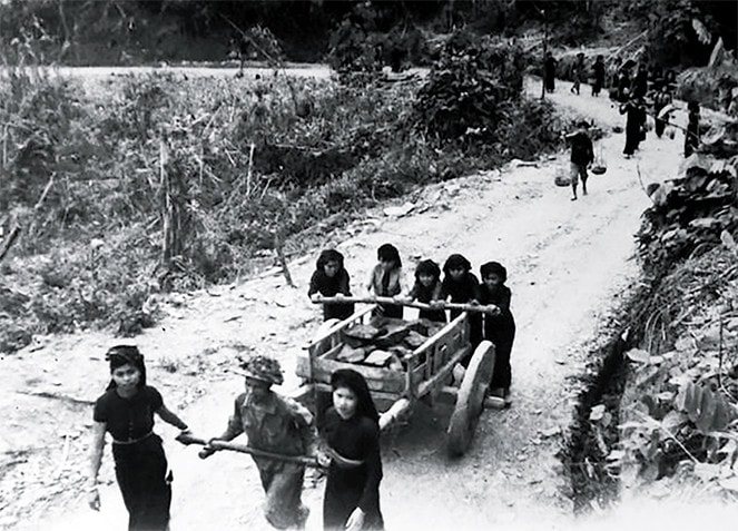 Bộ đội công binh và dân công trên đường từ Tuần Giáo vào Điện Biên năm 1953