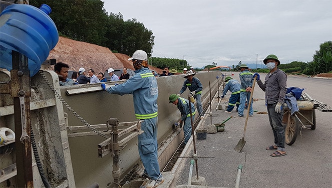 Công nhân đang thi công giải phân cách an toàn giao thông trên tuyến