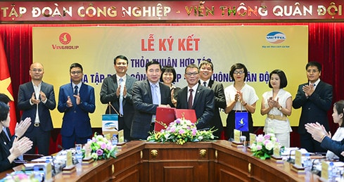 Lãnh đạo Tập đoàn Vingroup và Tập đoàn Viettel ký thỏa thuận hợp tác nhằm mang đến cho khách hàng những trải nghiệm tốt nhất khi sử dụng sản phẩm, dịch vụ của hai bên