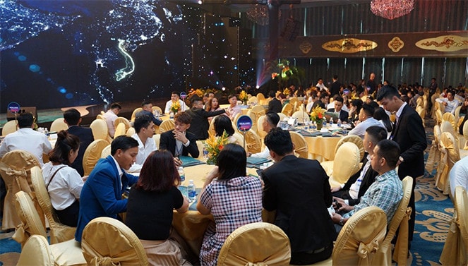 Không khí đầy hứng khởi, nhiều khách hàng nhanh chóng xuống tiền sau 20 phút giới thiệu