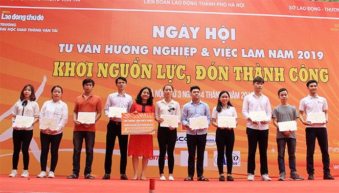 Bà Trần Uyên Phương - Phó Tổng Giám đốc Tập đoàn Tân Hiệp Phát trao học bổng cho các sinh viên có thành tích học tập xuất sắc
