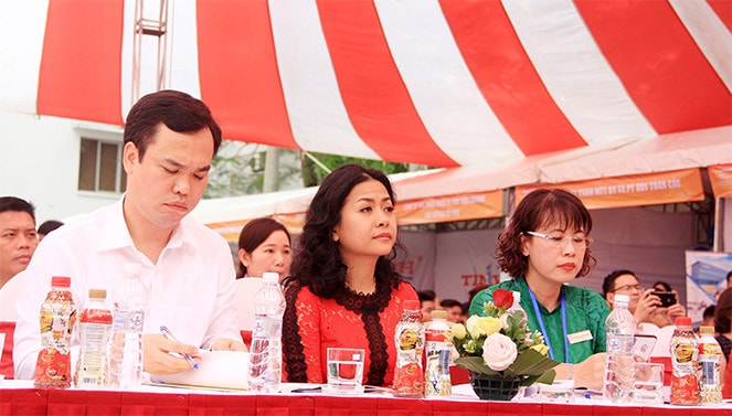 Bà Trần Uyên Phương và những khách mời là đại diện các cơ quan ban ngành tham dự chương trình