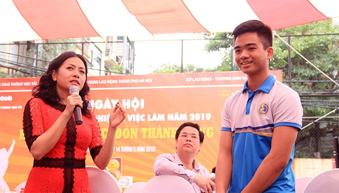 Doanh nhân Trần Uyên Phương giao lưu với các bạn HSSV qua chủ đề của Ngày hội: “Khơi nguồn lực, đón thành công”