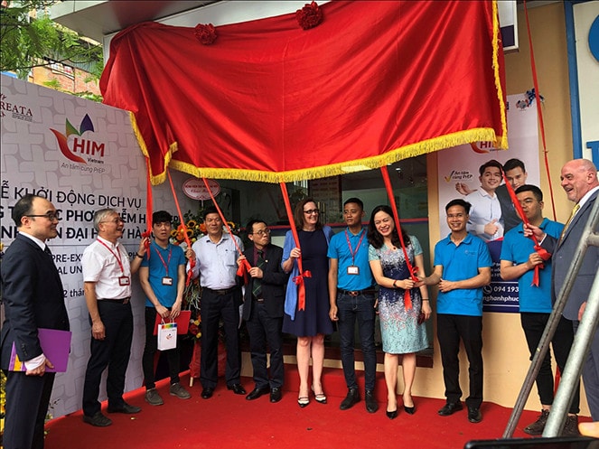 Lễ kéo băng khai trương Phòng khám PrEP Hoạt động tư vấn tại Phòng khám PrEP Đại diện nhóm khách hàng từ nghiên cứu HIM-Hanoi về PrEP chia sẻ về những trải nghiệm trong quá trình tham gia sử dụng PrEP Lãnh đạo các đơn vị chụp ảnh lưu niệm