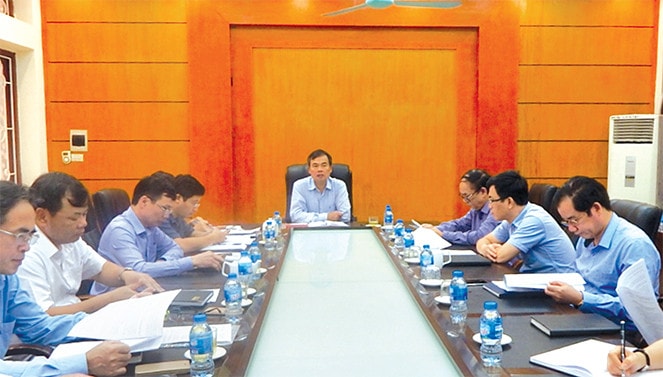 Thường trực HĐND tỉnh Bắc Giang giám sát công tác đo đạc bản đồ địa chính gắn với việc cấp giấy chứng nhận quyền sử dụng đất tại Sở Tài nguyên và Môi trường Ảnh: Bách Hợp