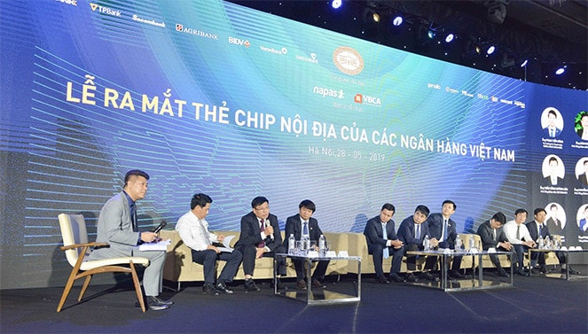 Ông Đào Minh Tuấn – Chủ tịch Hội thẻ Việt Nam – Phó Tổng Giám đốc Vietcombank (thứ 3 từ trái sang) đưa ra lộ trình về việc nâng cấp, phát triển mạng lưới chấp nhận thẻ chíp và thẻ không tiếp xúc (POS) của Vietcombank
