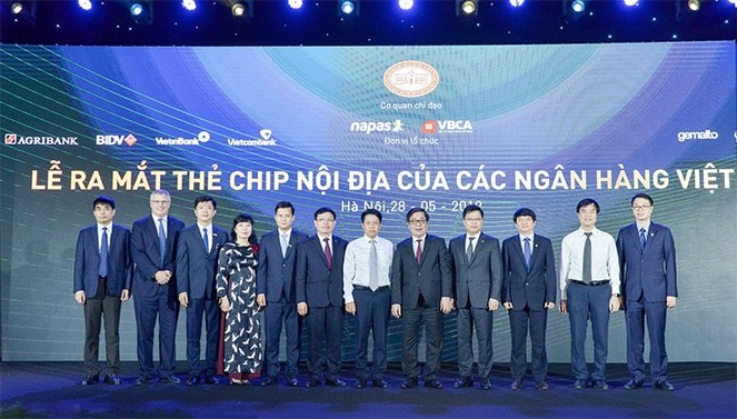 Đại diện Ban Lãnh đạo Vietcombank: ông Đào Minh Tuấn - Chủ tịch Hội thẻ Ngân hàng Việt Nam, Phó Tổng Giám đốc (thứ 6 từ trái sang) và ông Thomas William Tobin - Giám đốc Khối Bán lẻ (thứ 2 từ trái sang)chụp ảnh cùng các đại biểu tại sự kiện