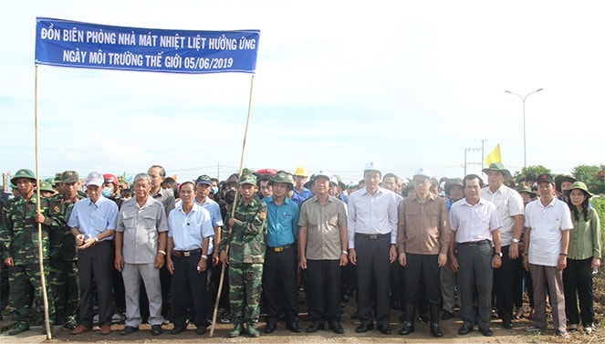 Các đại biểu dự lễ phát động trồng rừng phòng hộ ven biển