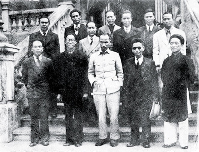 Chủ tịch Hồ Chí Minh, Bộ trưởng Bộ Cứu tế Xã hội Nguyễn Văn Tố và các thành viên Chính phủ Cách mạng Lâm thời, năm 1945 Ảnh: Tư liệu