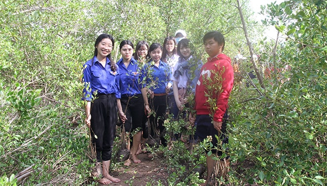 Đại diện đoàn thanh niên, sinh viên tỉnh Bạc Liêu tham gia lễ trồng rừng