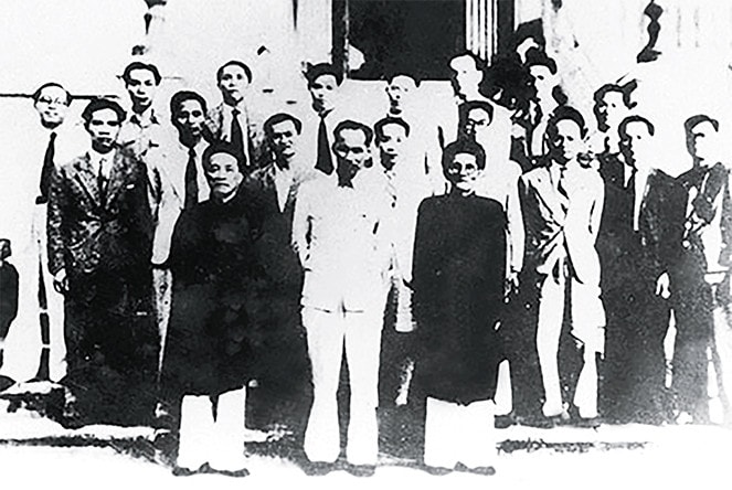 Chính phủ VNDCCH năm 1946 (hàng đầu, từ trái sang phải): Cụ Nguyễn Văn Tố, Chủ tịch Hồ Chí Minh, Cụ Huỳnh Thúc Kháng Ảnh: Tư liệu