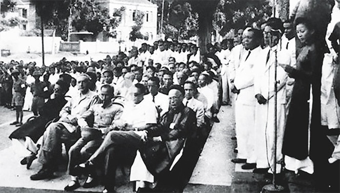 Mít tinh vận động cứu đói tổ chức trước Nhà hát Lớn Hà Nội 1946. Cụ Nguyễn Văn Tố mặc áo dài đen, ngồi hàng ghế đầu ngoài cùng bên trái
