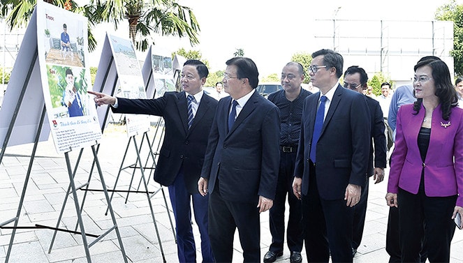 Phó Thủ tướng Trịnh Đình Dũng, Bộ trưởng Bộ Tài nguyên và Môi trường Trần Hồng Hà và các đại biểu tham quan triển lãm ảnh về biến đổi khí hậu tại TP Bạc Liêu