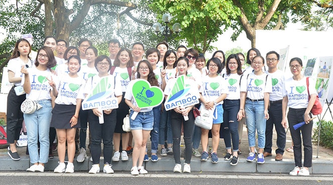 Đội ngũ nhân viên của Bamboo Airways chụp ảnh lưu niệm sau sự kiện