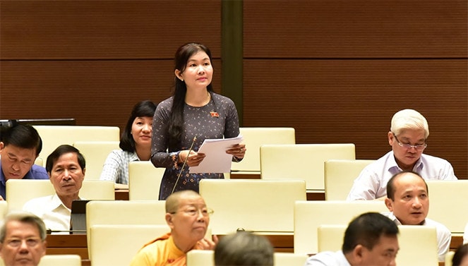 ĐBQH Tôn Ngọc Hạnh (Bình Phước) phát biểu tại hội trường