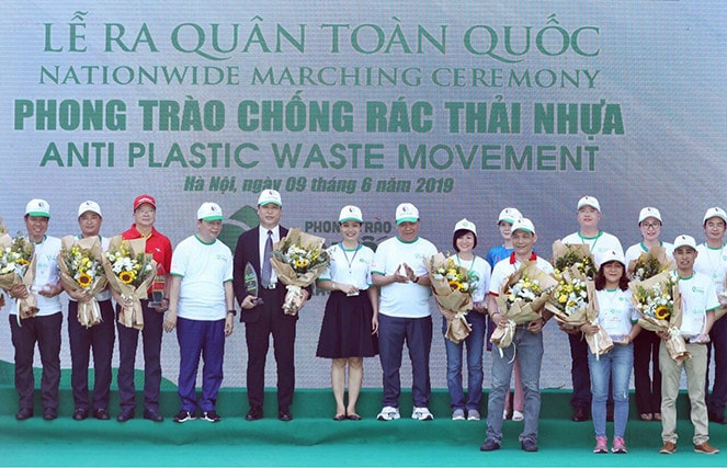 Bà Dương Thị Mai Hoa (hàng trên cùng, thứ 5 từ phải sang) cùng các doanh nghiệp trong Liên minh chống rác thải nhựa chụp ảnh kỉ niệm