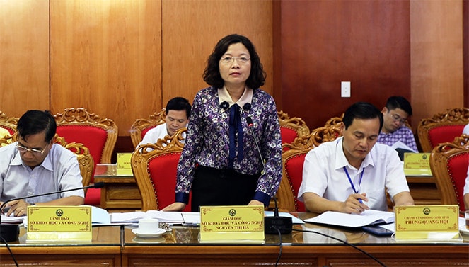 Giám đốc Sở Khoa học và Công nghệ tỉnh Lạng Sơn Nguyễn Thị Hà báo cáo về hoạt động khoa học và công nghệ của tỉnh giai đoạn 2015-2019