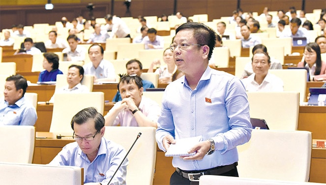 Đại biểu Quốc hội Nguyễn Trường Giang (Đắk Nông) phát biểu tại hội trường Ảnh: Lâm Hiển