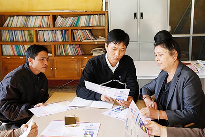 Nhân viên bưu điện tuyên truyền chính sách BHXH tự nguyện Nguồn: ITN