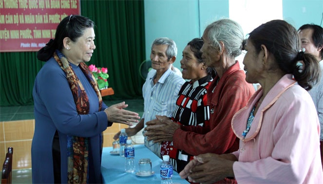 Phó Chủ tịch Thường trực Quốc hội Tòng Thị Phóng thăm cán bộ và nhân dân xã Phước Hữu, huyện Ninh Phước, tỉnh Ninh Thuận Phó Chủ tịch Thường trực Quốc hội Tòng Thị Phóng tặng quà cho một số gia đình chính sách xã Phước Hữu, huyện Ninh Phước, tỉnh Ninh Thuận