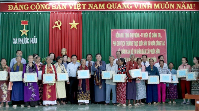 Phó Chủ tịch Thường trực Quốc hội Tòng Thị Phóng thăm cán bộ và nhân dân xã Phước Hữu, huyện Ninh Phước, tỉnh Ninh Thuận Phó Chủ tịch Thường trực Quốc hội Tòng Thị Phóng tặng quà cho một số gia đình chính sách xã Phước Hữu, huyện Ninh Phước, tỉnh Ninh Thuận