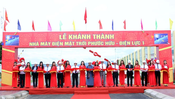 Phó Chủ tịch Thường trực Quốc hội Tòng Thị Phóng dự Lễ khánh thành Nhà máy điện mặt trời Phước Hữu – Điện lực 1 tại thôn Hậu Sanh, xã Phước Hữu, huyện Ninh Phước, tỉnh Ninh Thuận