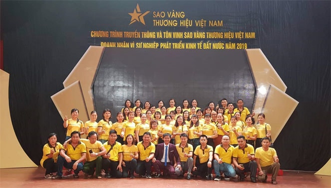 Các thành viên cùng lãnh đạo tập đoàn chụp ảnh lưu niệm
