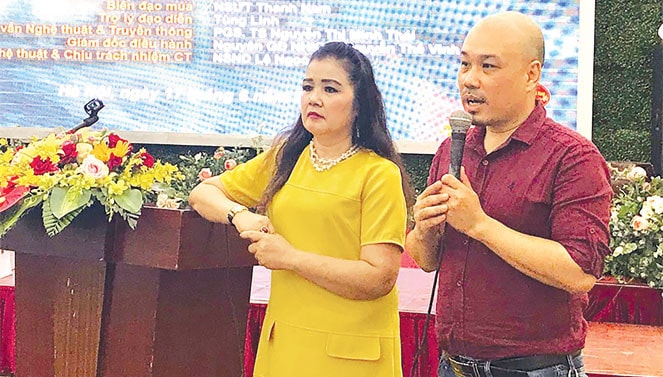 NSND Lệ Ngọc (trái) và đạo diễn - NSƯT Triệu Trung Kiên giới thiệu vở diễn
