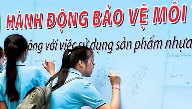 Sinh viên ký cam kết không dùng ly nhựa, ống hút nhựa sử dụng một lần Nguồn : ITN