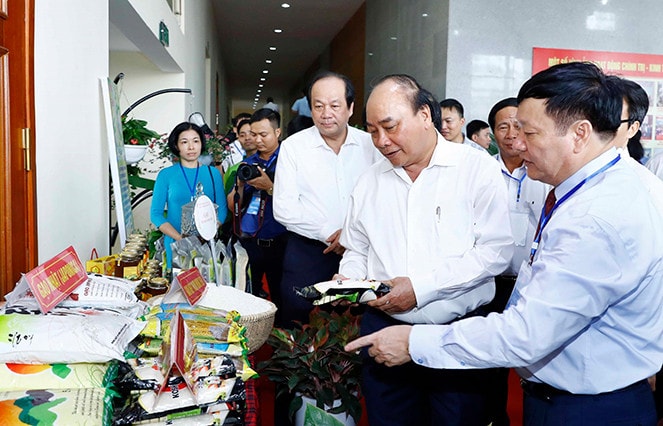 Thủ tướng Nguyễn Xuân Phúc thăm quan khu vực trưng bày sản phẩm đặc trưng của vùng đồng bằng Bắc Bộ Ảnh: Thống Nhất