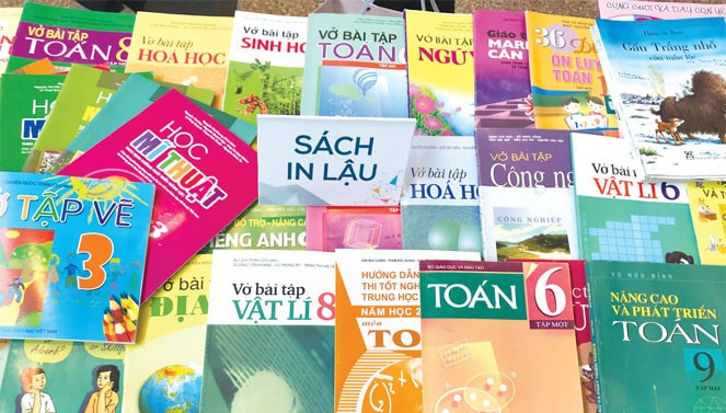 Sách lậu vẫn tràn lan Ảnh: Ng. Phương