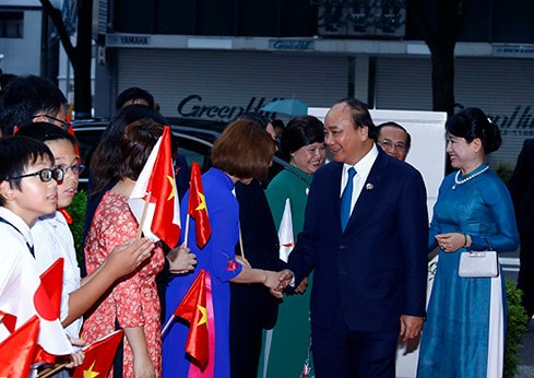 Thủ tướng đến thăm, nói chuyện với cán bộ, nhân viên Tổng lãnh sự quán và đại diện cộng đồng Việt Nam tại Kansai. Ảnh VGP