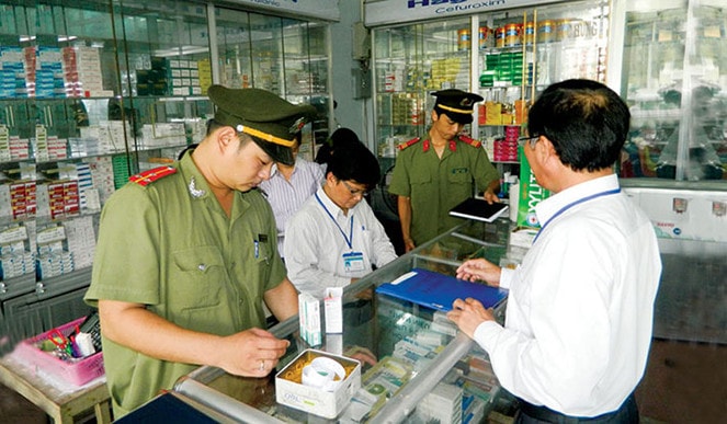 Lực lượng chức năng kiểm tra một cơ sở kinh doanh thuốc Nguồn: ITN