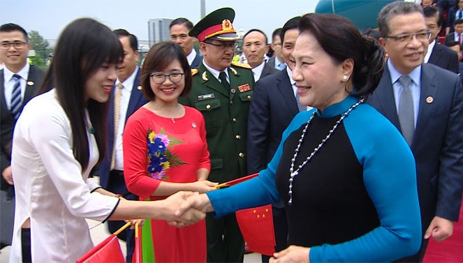 Cán bộ, nhân viên Đại sứ quán Việt Nam tại Trung Quốc đón Chủ tịch Quốc hội Nguyễn Thị Kim Ngân