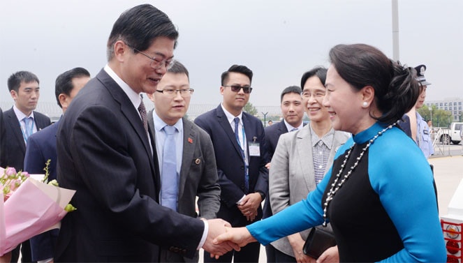 Đại diện phía Trung Quốc đón Chủ tịch Quốc hội Nguyễn Thị Kim Ngân tại sân bay
