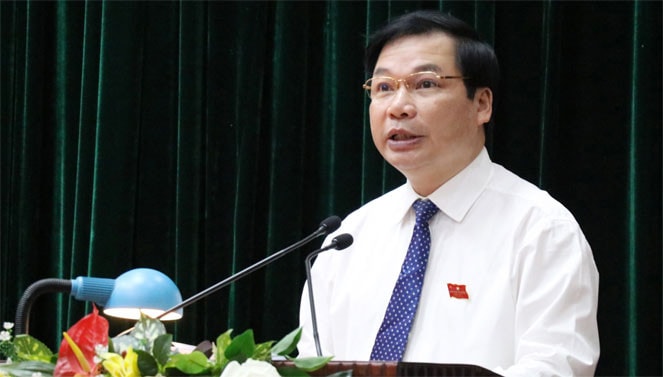 Phó Chủ tịch UBND tỉnh Ninh Bình Tống Quang Thìn trình bày báo cáo tình kinh tế - xã hội 6 tháng đầu năm, nhiệm vụ trọng tâm các tháng cuối năm 2019