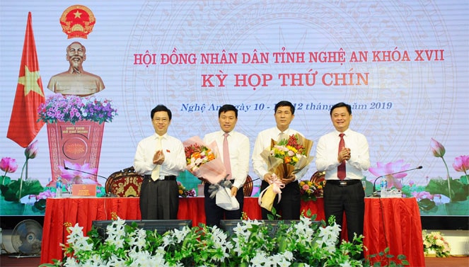 Chủ tịch HĐND tỉnh và Chủ tịch UBND tỉnh tặng hoa chúc mừng 2 ông Hoàng Phú Hiền và Thái Văn Thành được bầu giữ chức Ủy viên UBND tỉnh