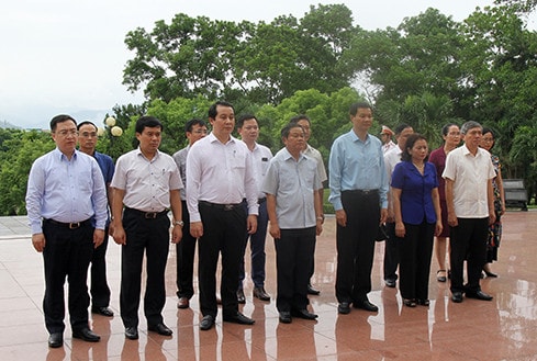 Phó Chủ tịch Quốc hội Đỗ Bá Tỵ và đoàn công tác dâng hương tưởng niệm các anh hùng liệt sỹ tại Đài tưởng niệm liệt sỹ tỉnh Vĩnh Phúc