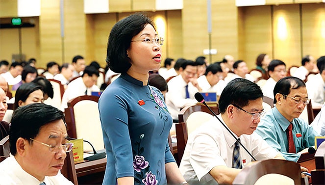 Đại biểu Phạm Thị Thanh Mai chất vấn Ảnh: P.Long