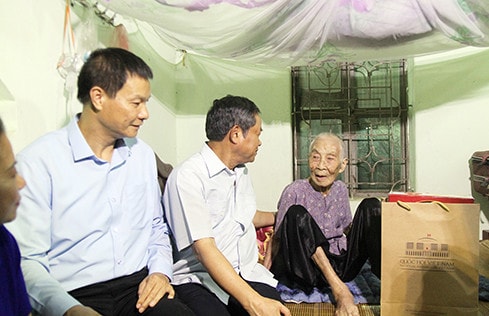 Phó Chủ tịch Quốc hội Đỗ Bá Tỵ đã đến thăm Mẹ Việt Nam anh hùng Nguyễn Thị Tớp