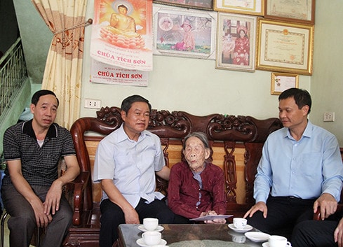 Phó Chủ tịch Quốc hội Đỗ Bá Tỵ thăm, tặng quà Mẹ Việt Nam anh hùng Lê Thị Mão