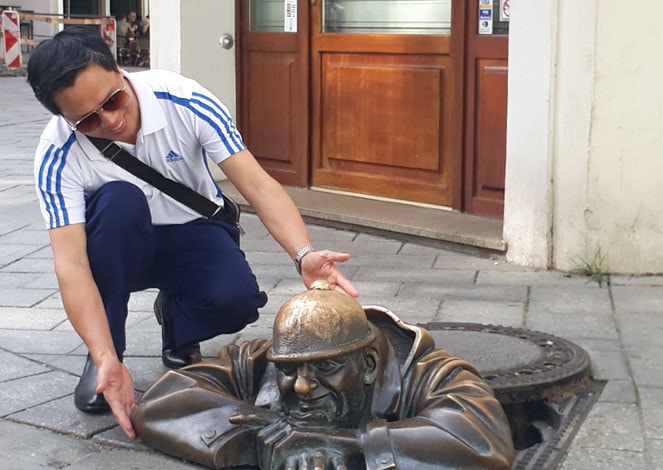 Tác giả cùng Bức tượng “Nơi con người làm việc” ở Bratislava