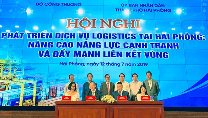 Lãnh đạo Bộ Công thương và lãnh đạo thành phố Hải Phòng chứng kiến việc ký kết các thỏa thuận về logistics