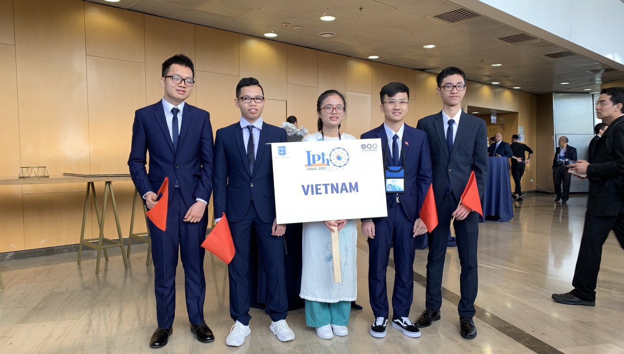 5 học sinh Việt Nam dự thi Olympic Vật lý quốc tế lần thứ 50 tổ chức tại Israel đã xuất sắc giành được ba Huy chương Vàng và hai Huy chương Bạc.