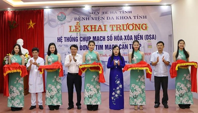 Bộ trưởng Bộ Y tế Nguyễn Thị Kim Tiến cùng các đại biểu cắt băng khai trương
