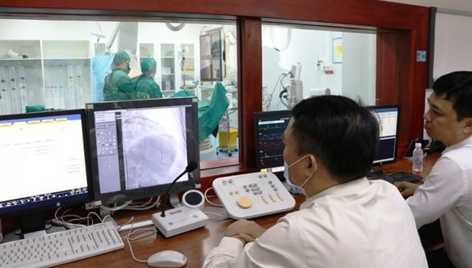 Các bác sỹ vận hành hệ thống máy chụp, can thiệp tim mạch DSA. Nguồn: ITN