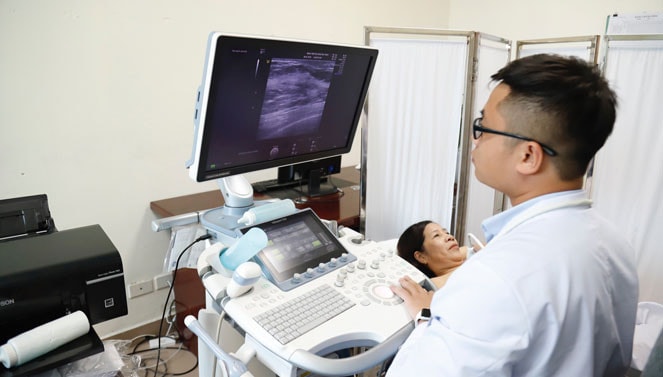 Bác sỹ khám sàng lọc, phát hiện ung thư sớm cho người dân Nguồn: ITN