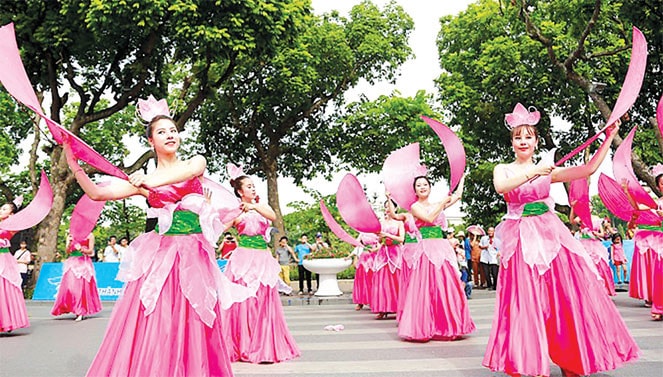 Một Hà Nội thân thiện, yên bình, đậm đà bản sắc văn hóa đã được cả thế giới biết đến Ảnh: H.Sen